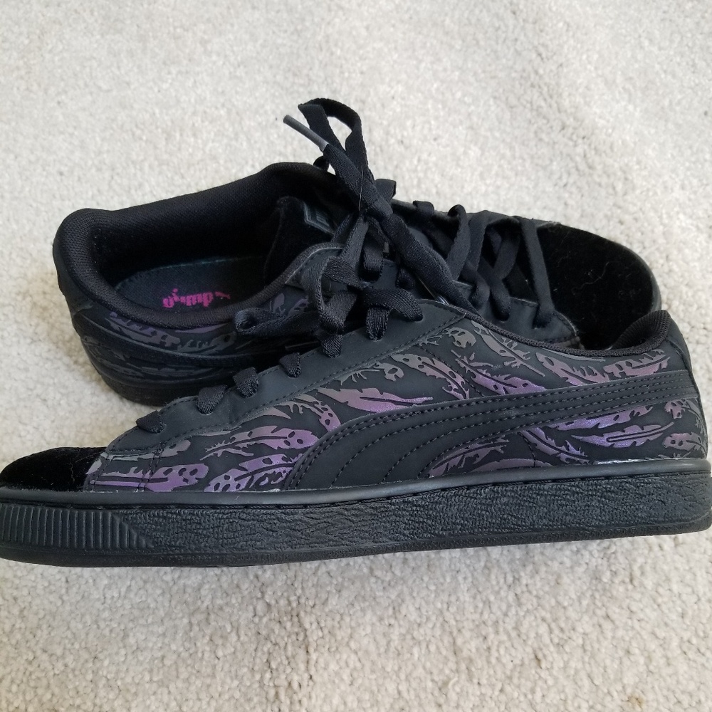 Iridescent/holographic Black Pumas